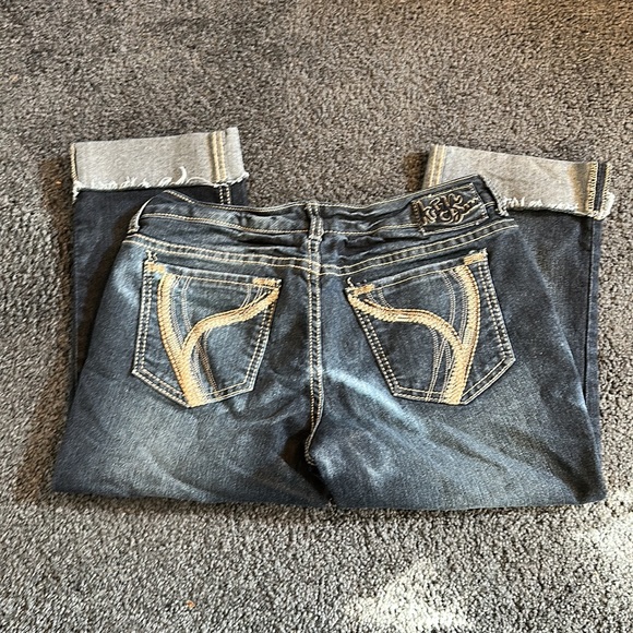Ariya Distressed, Cropped Jeans - Picture 5 of 6